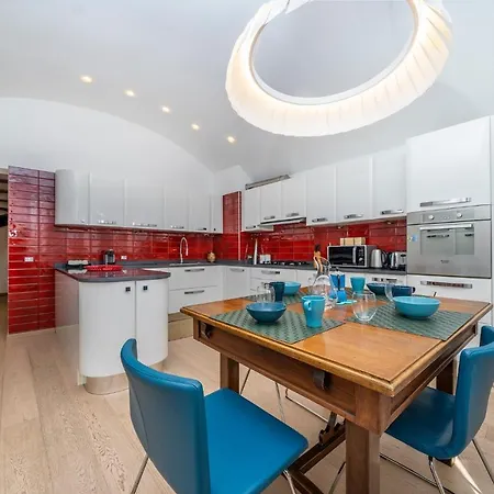 Guesthost - Attico Del Gusto - Terrace & Private Parking Apartamento Údine